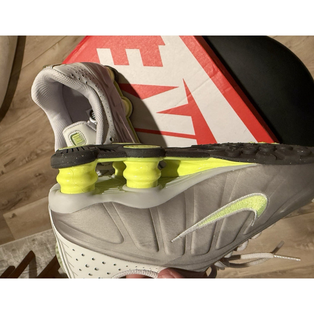 🔥Nike Shox R4 Silver Volt Neon men’s Size 7 women’s 8.5 DS CW2626-008 Y2K🔥