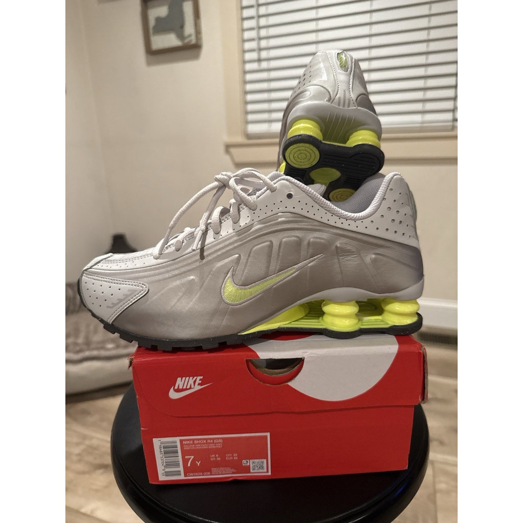 🔥Nike Shox R4 Silver Volt Neon men’s Size 7 women’s 8.5 DS CW2626-008 Y2K🔥
