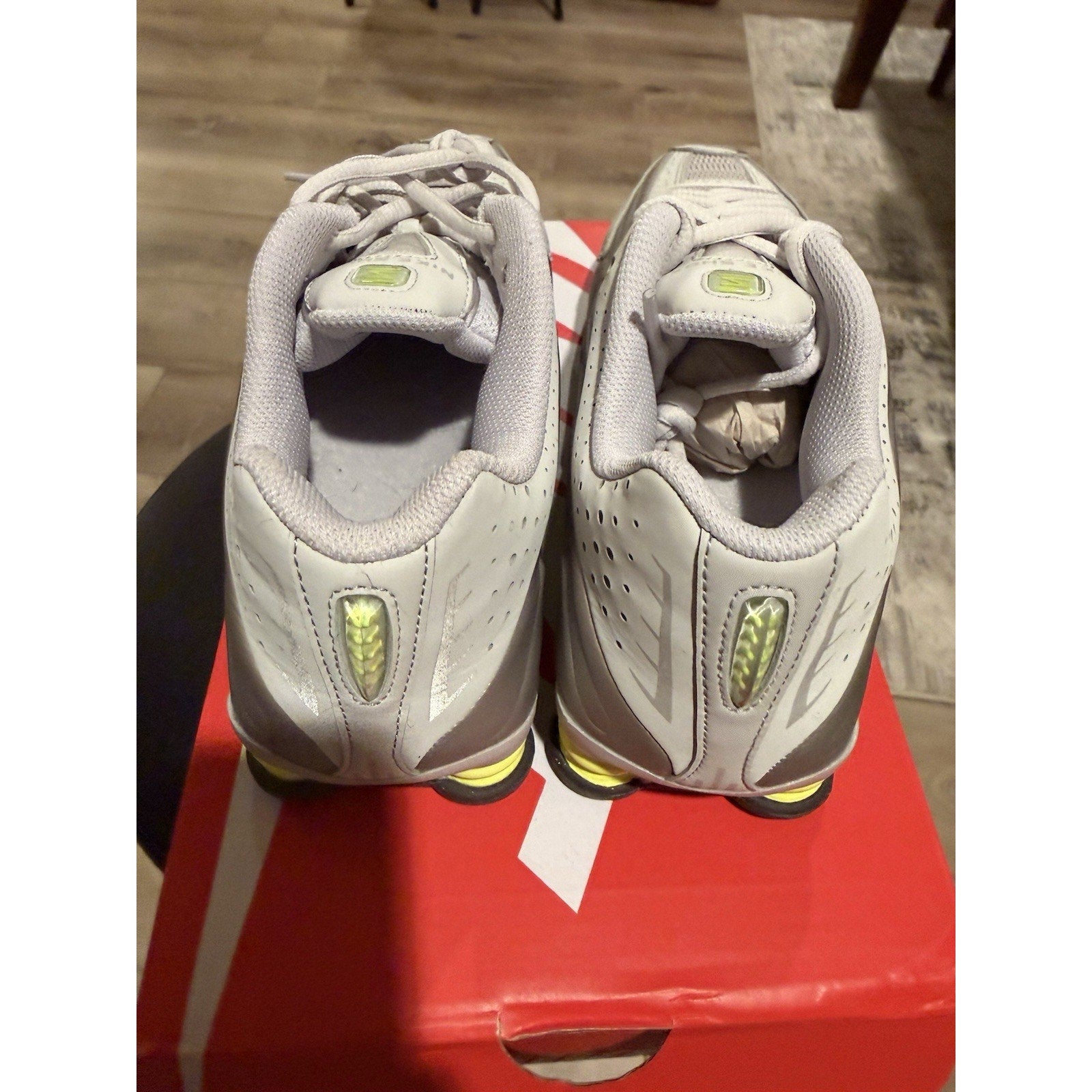 🔥Nike Shox R4 Silver Volt Neon men’s Size 7 women’s 8.5 DS CW2626-008 Y2K🔥
