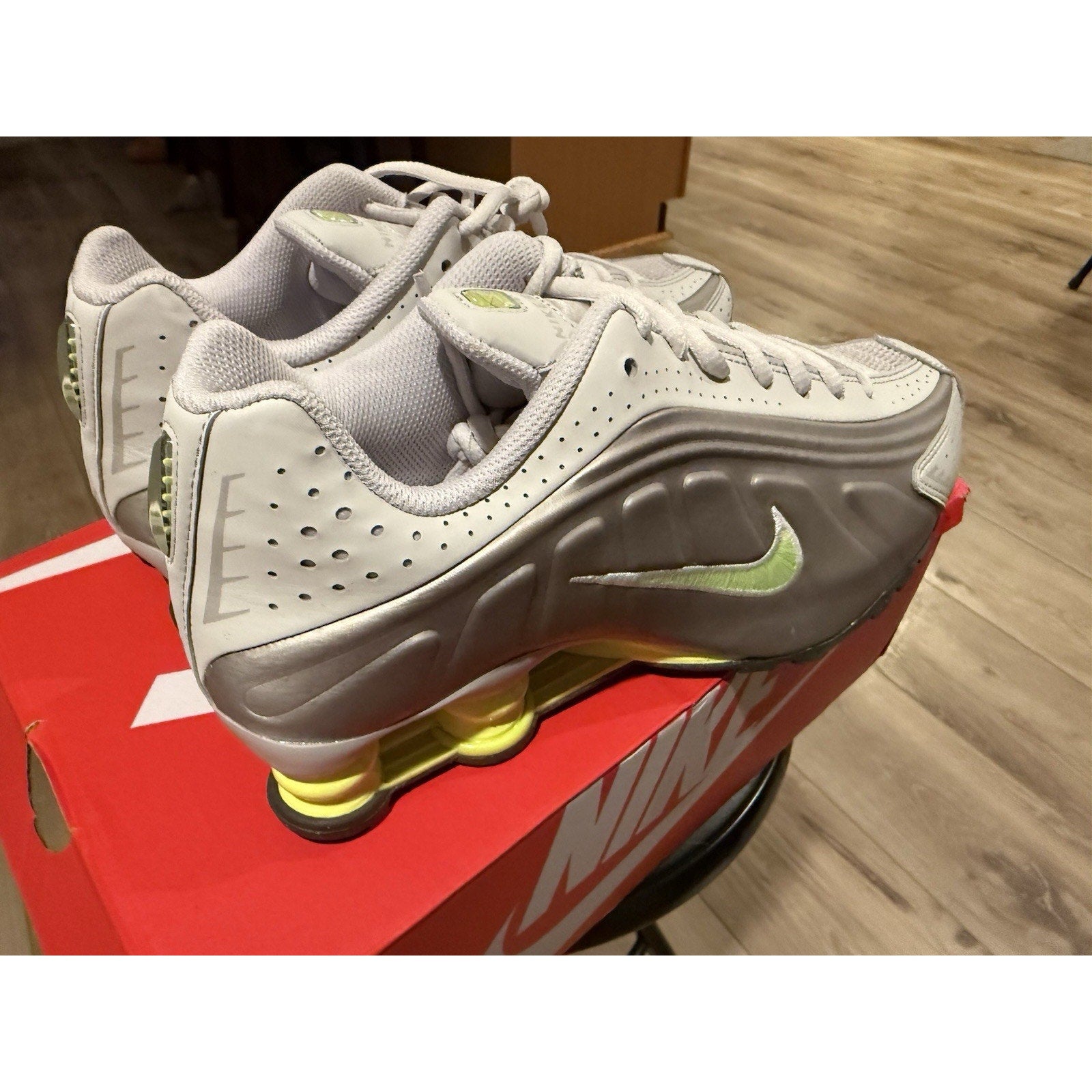 🔥Nike Shox R4 Silver Volt Neon men’s Size 7 women’s 8.5 DS CW2626-008 Y2K🔥